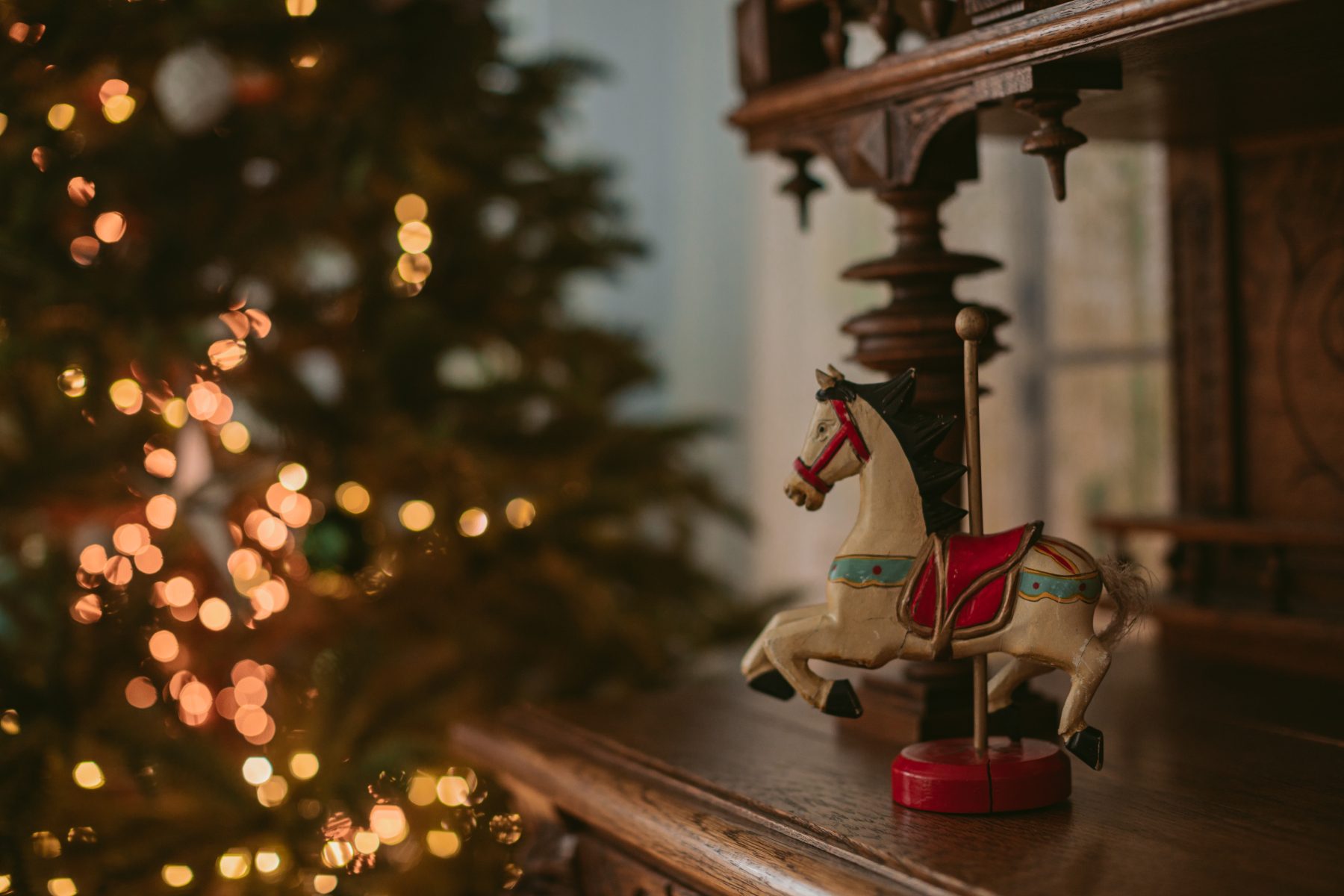 wooden-toy-horse-on-the-dresser-christmas-backgro-2025-01-09-00-30-48-utc